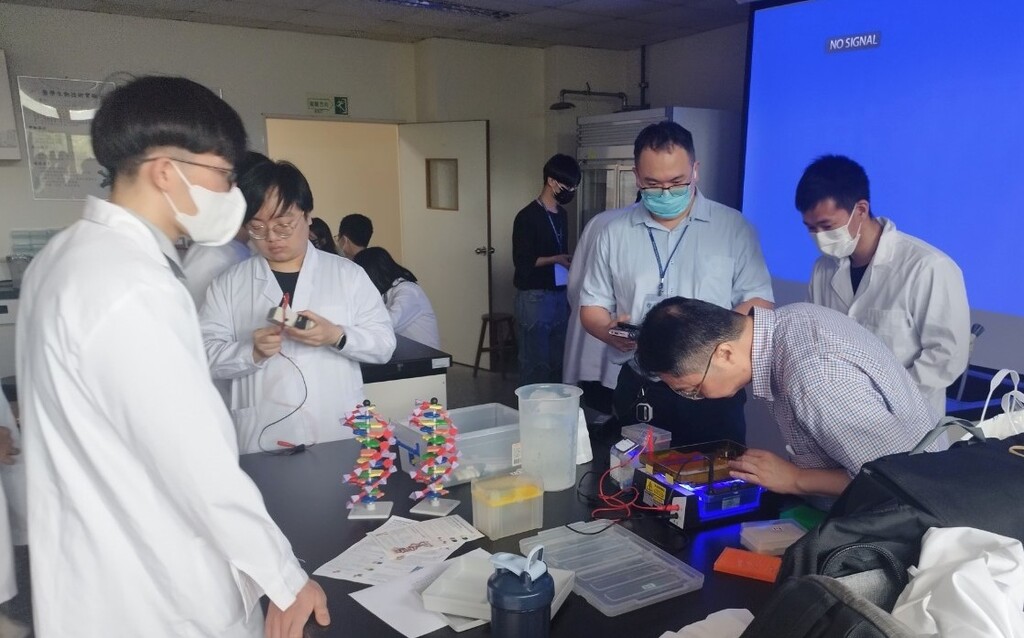 香港學生在元培醫技系體驗分子檢驗實驗