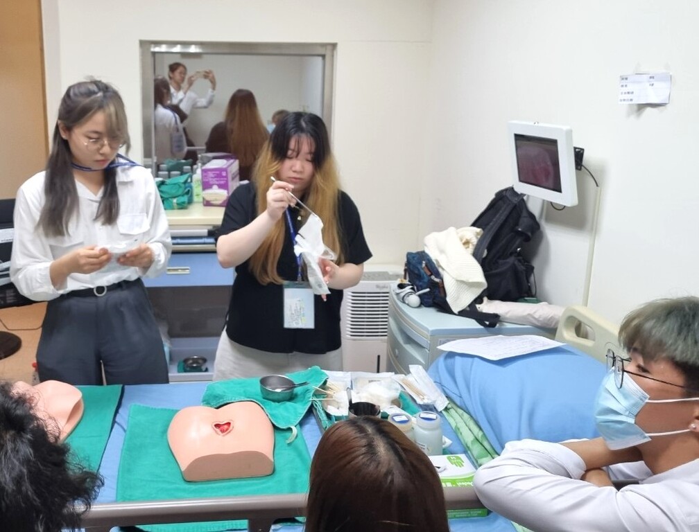 香港學生在元培護理系體驗臨床技能操作