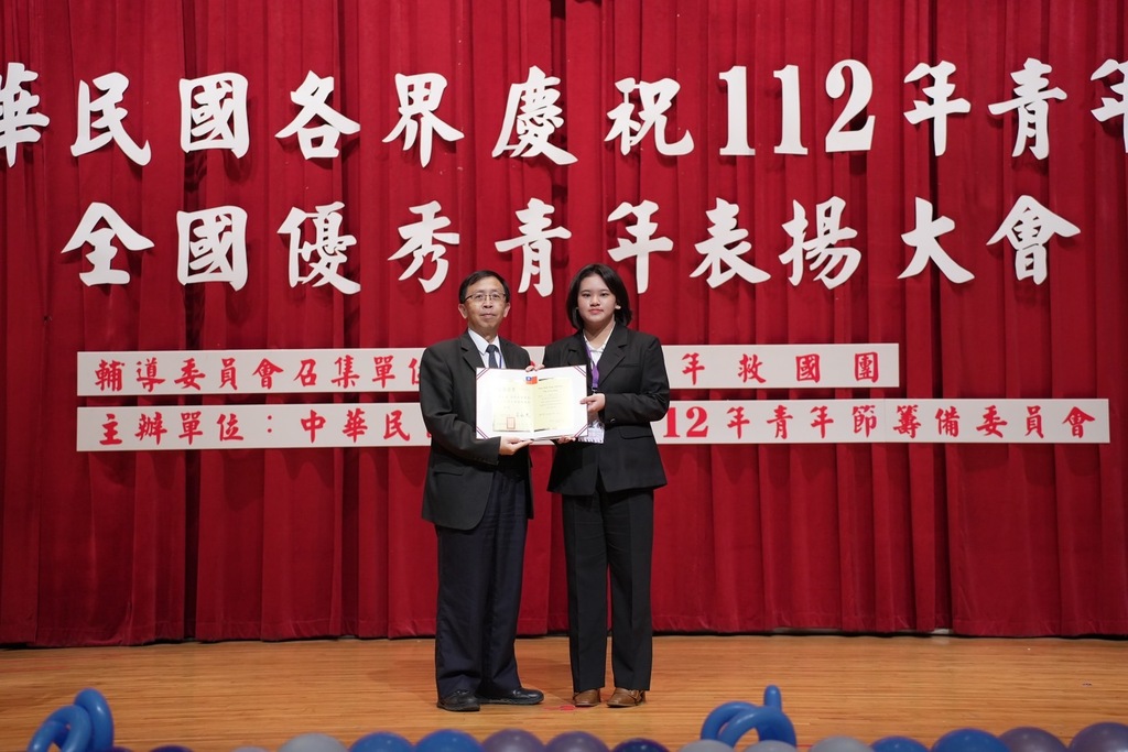 視光系學生邱立羽(右)代表本校獲選為112年全國大專優秀青年殊榮
