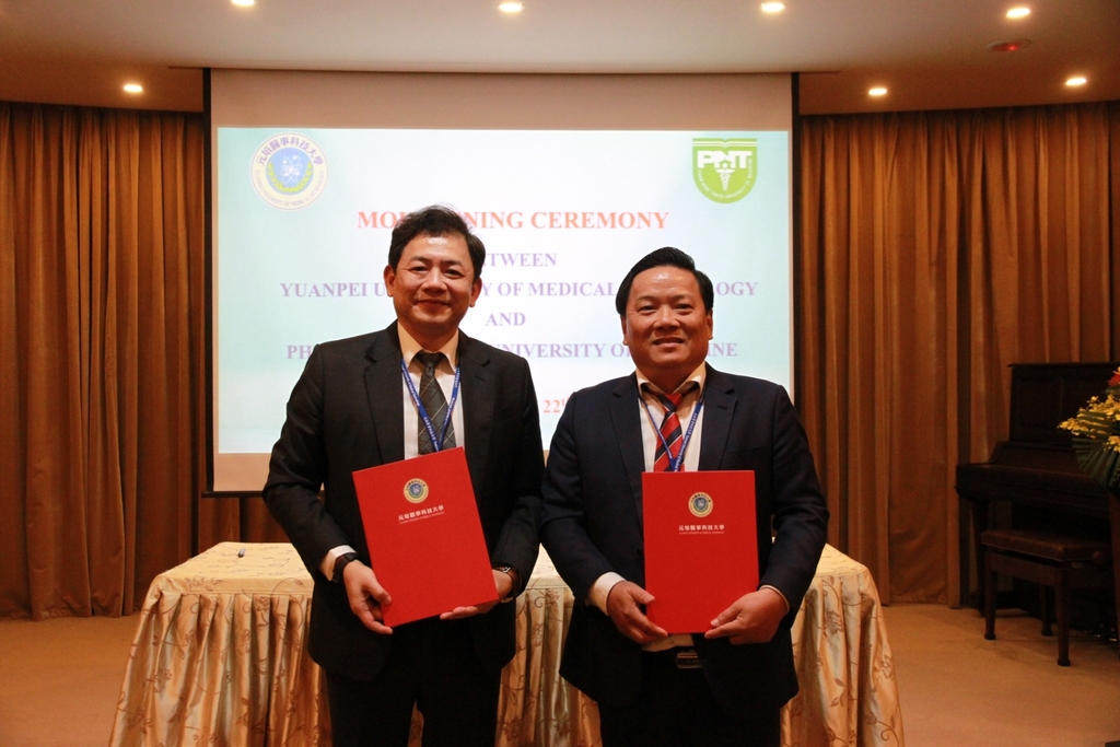 元培王綮慷校長(左)與越南范玉石醫科大學放射系主任代表簽定雙方合作協議