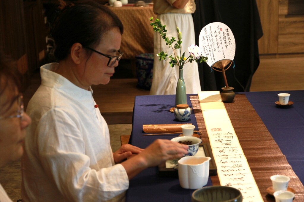 元培茶陶文創學生將平時所學茶席體驗與服務設計，應用在尊師奉茶活動上