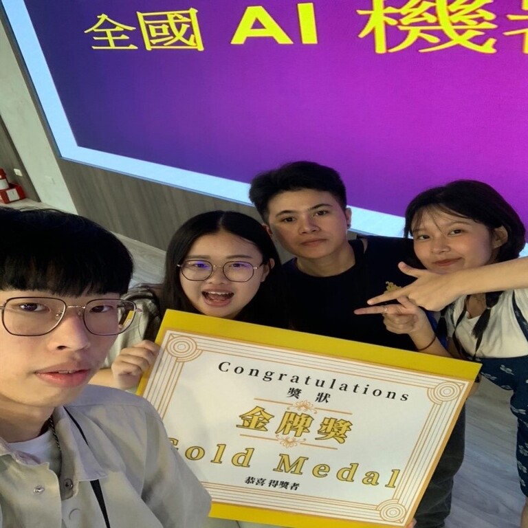 元培企管系學生賴谷藍(右二)、陳映佑(左二)參加2024全國AI機器人應用大賽活動獲2金1佳績
