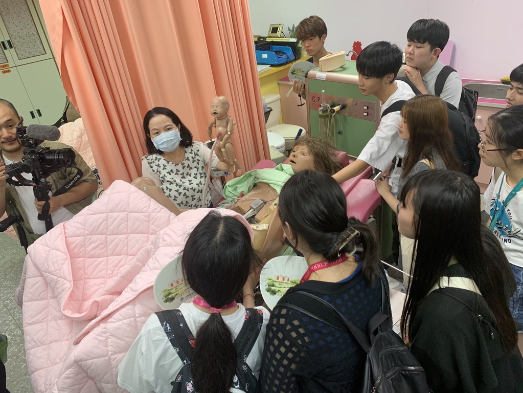 日本角川N、S高等學校學生在元培參觀護理系專業教室