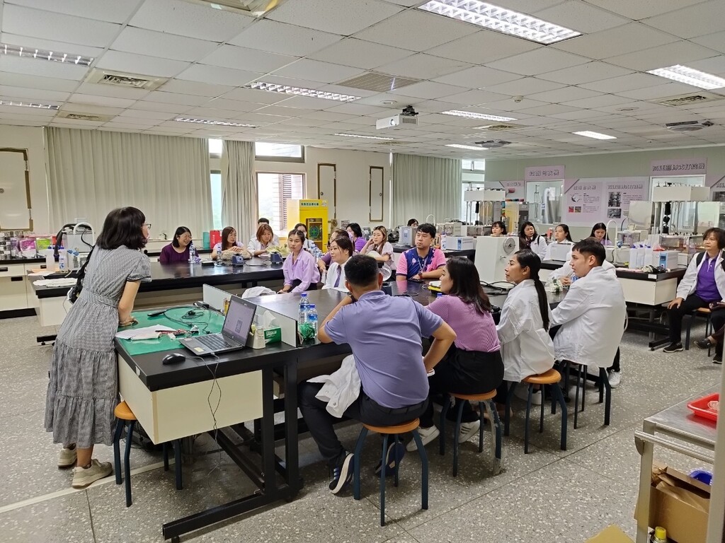泰國帖詩琳學校及北標府中學教師團參觀元培生技製藥系實驗室