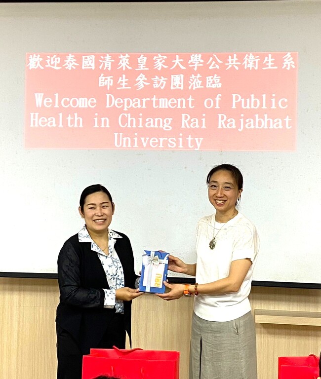 元培國際長黃曉令教授(右)代表歡迎泰國清萊皇家大學公共衛生學院學務副院長等師生來訪