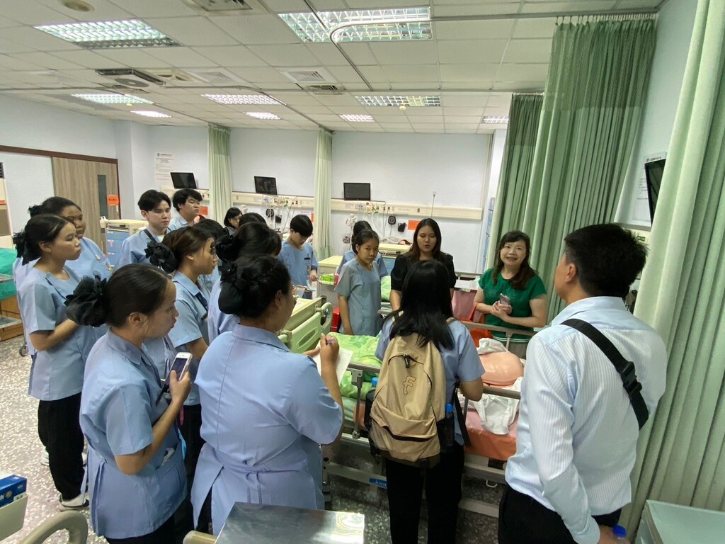 泰國清萊皇家大學公共衛生系師生對於元培護理系專業教室及設備印象深刻