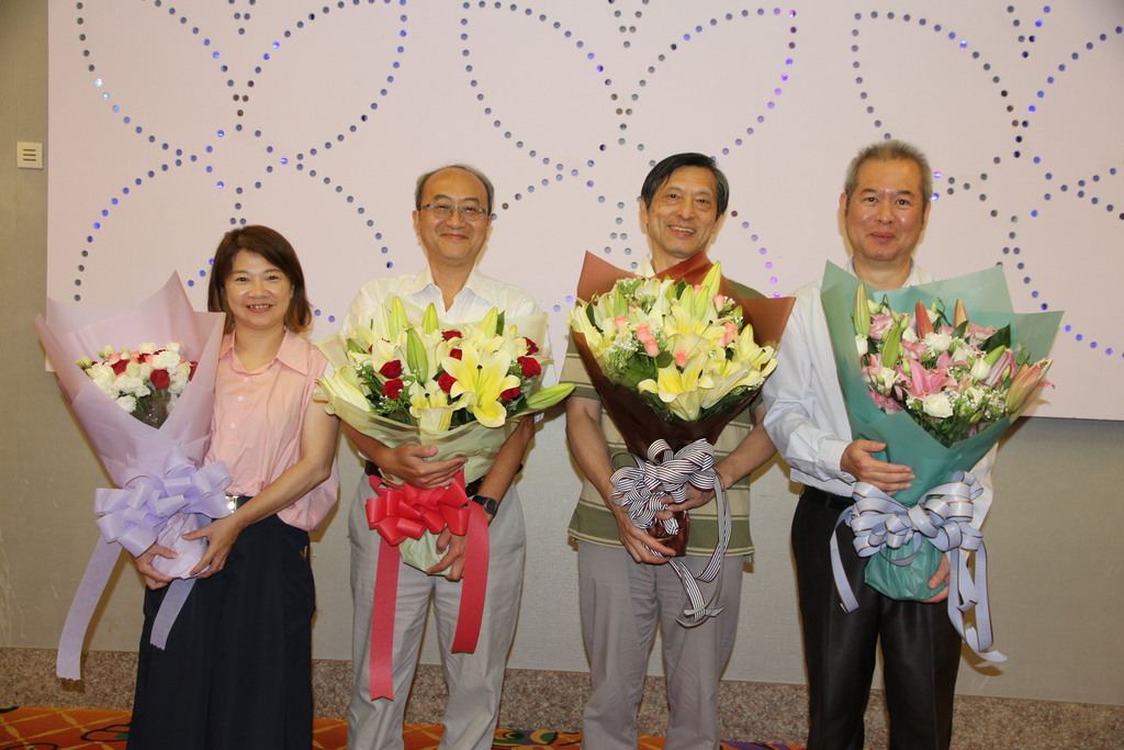 元培資深教職員徐均宏、王愛義、林錫斌及游琇茜(右起)出席退休餐會感受滿滿的祝福